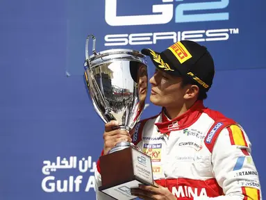 1.	Rio Haryanto mencium trofi kemenangannya di Race 2 (Sprint Race) balap GP2 seri Bahrain di Sirkuit Internasional Sakhir, Bahrain. Minggu (19/4). (photo by gp2series)