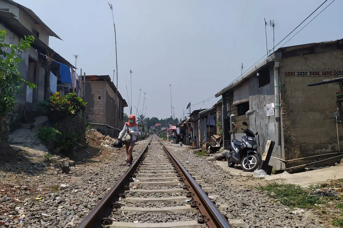 Jalur Rel Kereta Api (KA) Bogor-Sukabumi.