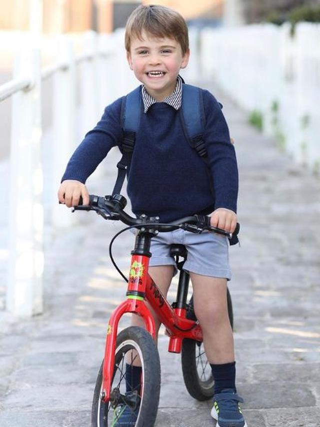 Potret Pangeran Louis Jelang Ultah ke-3 vs Foto Archie Digendong Meghan Markle, Mana yang Paling Bikin Penasaran?