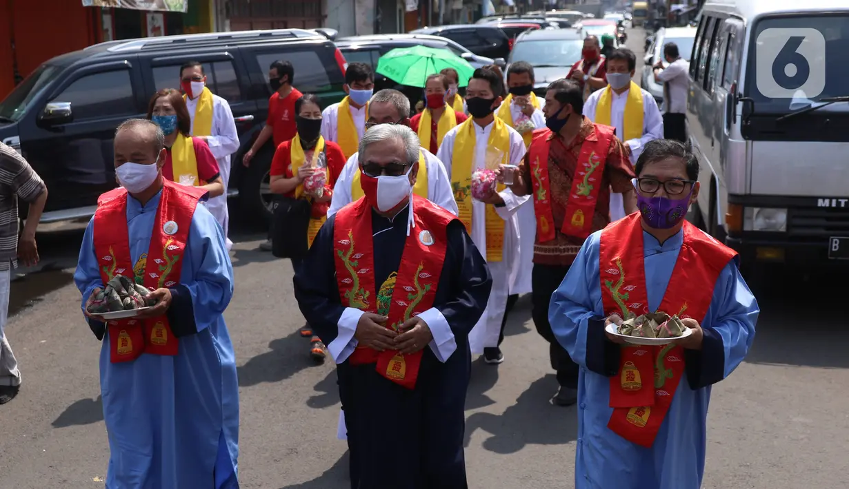 Warga keturunan Tionghoa melakukan ritual Peh Cun di Khongcu Bio Litang di Pasar Lama, Kota Tangerang, Kamis (25/6/2020). Prosesi yang digelar setiap tanggal 5 bulan 5 penanggalan Tionghoa itu menjadi ungkapan syukur atas segala rezeki dari Tuhan. (Liputan6.com/Angga Yuniar)