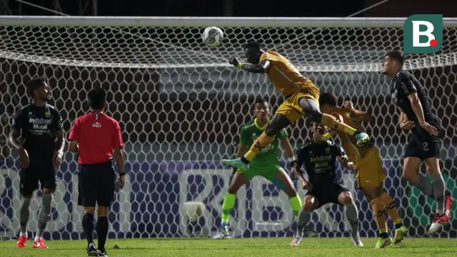 Penyerang Bhayangkara FC, Ezechiel N'Douassel.