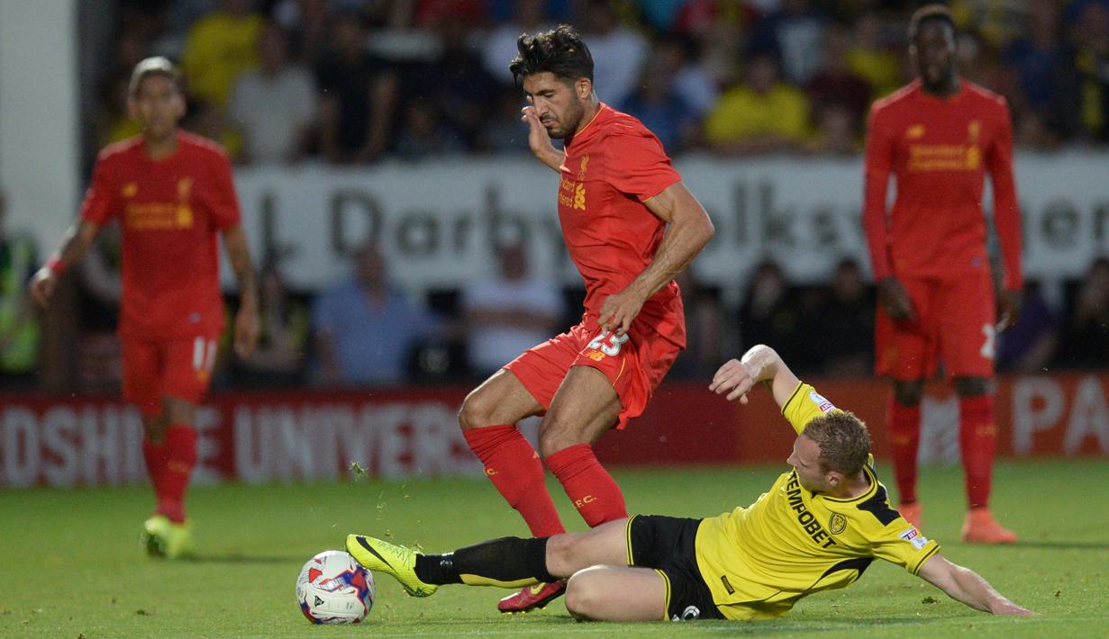 Pemain Burton Albion, Stuart Beavon mencoba merebut bola dari pemain Liverpool, Emre Can pada putaran kedua piala Liga Inggris di Pirelli Stadium, Burton-on-Trent, (24/8/2016) dini hari WIB.  (AFP/Oli Scarf)