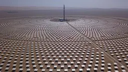 Pemandangan pembangkit listrik tenaga surya di Dunhuang, Provinsi Gansu, China, Minggu (2/9). Pembangkit listrik tenaga surya ini mulai beroperasi sejak tahun 2010. (STR/AFP)