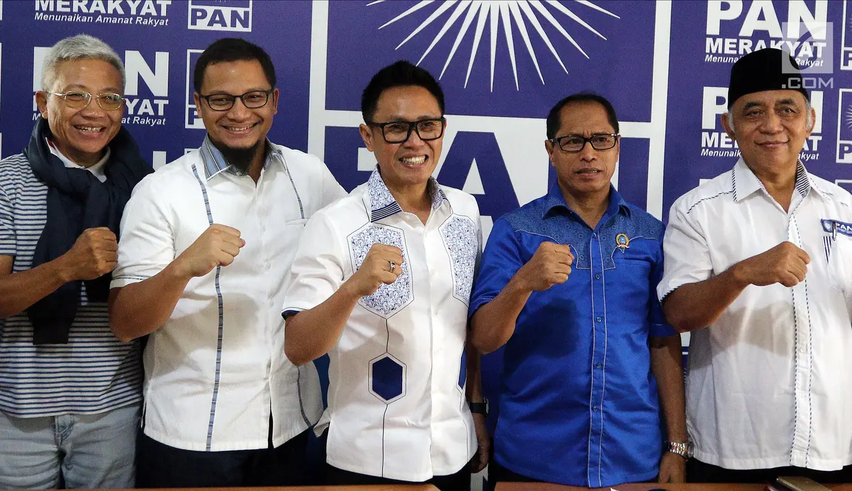 Ketua DPW PAN Provinsi DKI Jakarta Eko Hendro Purnomo (tengah) foto bersama sejumlah petinggi PAN usai konsolidasi bakal caleg di Jakarta, Sabtu (24/3). Bakal caleg PAN akan turun ke masyarakat untuk menyerap aspirasi. (Liputan6.com/JohanTallo)