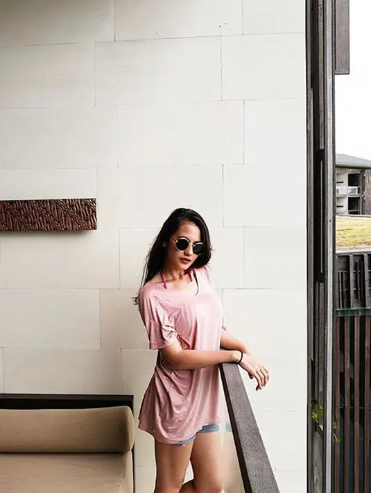 Pakai baju apapun, nampaknya aura seki selalu terpancar dari Pevita Pearce. Kali ini  ia memakai kaus oblong berwarna pink dengan denim short pantsnya. Seksi banget kan? (Instagram/pevpearce)