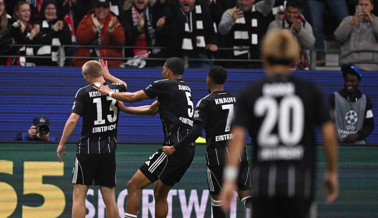 Eintracht Frankfurt berhasil memecah kebuntuan di menit ke-26 lewat aksi bek kanan mereka, Rasmus Kristensen. (Kirill KUDRYAVTSEV/AFP)