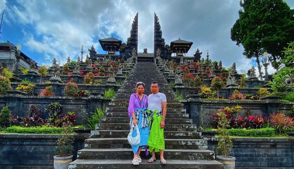 “Kalau pun dijahatin atau disakitin kan ada Allah yg menghakimi bukan kita.. bukan kita tempat menjudge dan menghakimi orang lain,” lanjutnya. (Instagram/ashanty_ash)