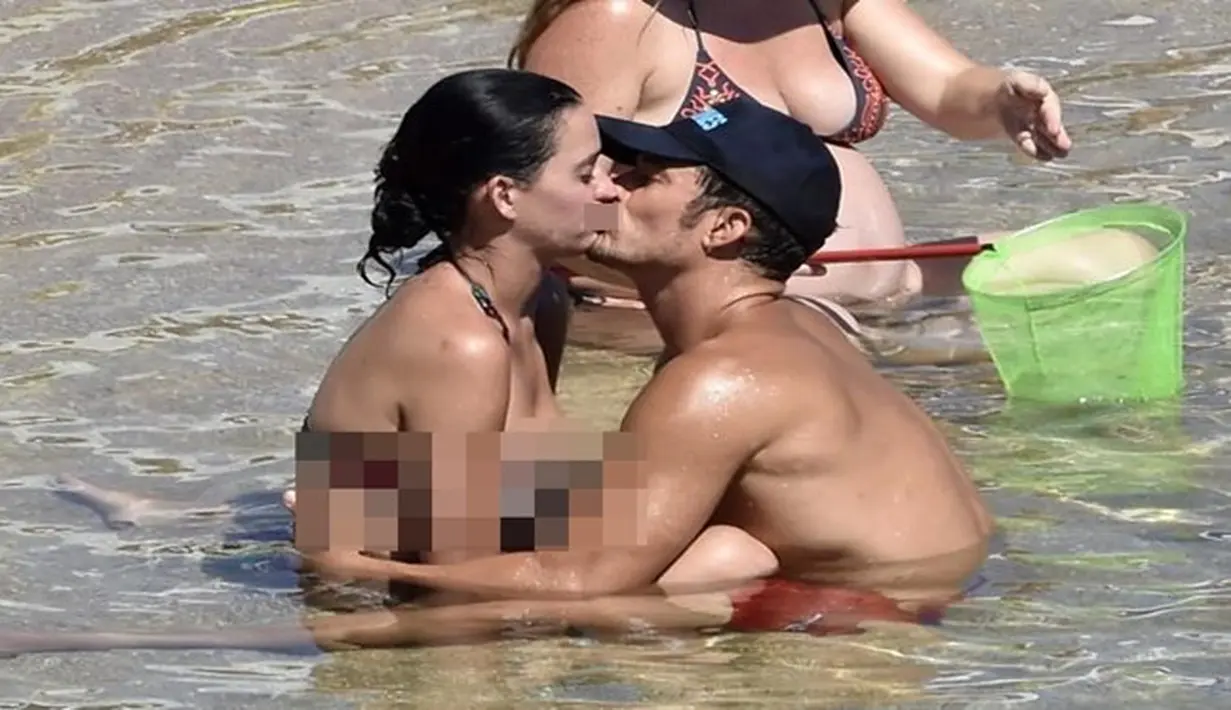 Para pengunjung pantai pun banyak melihat aksi kelewatan Orlando Bloom dan Katy Perry.  Saat tangan Orlando Bloom menjamah payudara Katy Perry, sang aktor tengah mengenakan topi.  (Justjared/Bintang.com)