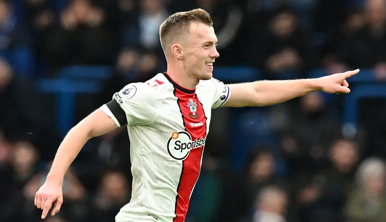 Selebrasi gelandang Southampton, James Ward-Prowse setelah menjebol gawang Chelsea pada laga Liga Inggris 2022/2023 di Stamford Bridge, London (18/2/2023). James Ward-Prowse yang memiliki spesialisasi tendangan bebas mumpuni ini dipromosikan dari tim akademi U-18 pada awal musim 2012/2013 saat Southampton promosi ke Premier League. Terus menjadi andalan hingga kini, beberapa klub besar pun berniat merekrutnya, seperti Manchester United, Liverpool dan Tottenham Hotspur. (AFP/Adrian Dennis)