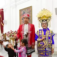 Selain merayakan kemerdekaan Indonesia, upacara HUT ke-77 RI selalu menarik untuk disimak karena di sinilah masyarakat bisa menyaksikan seluruh jajaran pemerintahan mengenakan busana adat khas daerah di Indonesia. Mulai dari Presiden Jokowi, para menteri, hingga artis yang diundang akan mengenakan tampilan dalam balutan busana khas daerah.