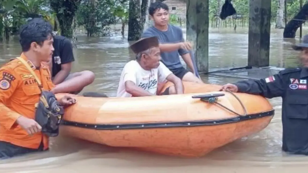Penanganan warga terdampak banjir di Cinangka, Kabupaten Serang, Kamis (18/12/2025).