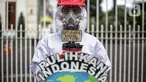 Aktivis Walhi menggelar aksi di depan Gedung ESDM, Jakarta, Jumat (11/12/2020). Dalam aksinya, mereka menuntut agar pemerintah menghentikan pembangunan PLTU Jawa 9 dan 10 serta beralih ke energi terbarukan karena alasan lingkungan. (Liputan6.com/Faizal Fanani)