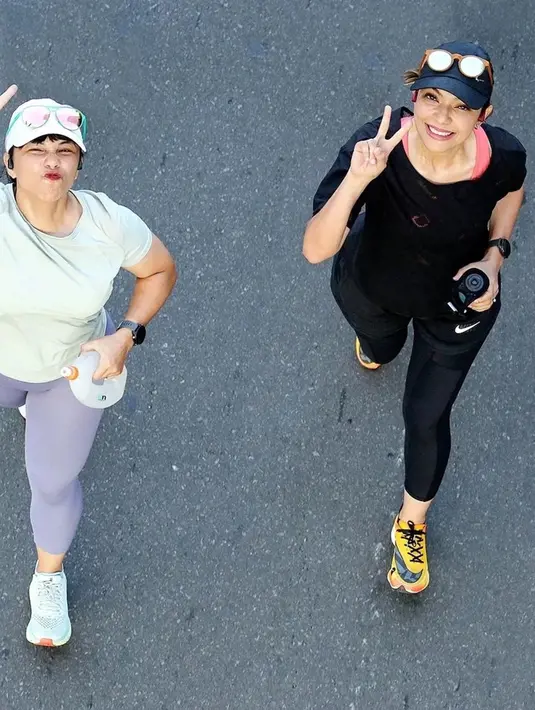 Najwa Shihab selalu antusias saat jogging. Kesadaran akan kesehatan dengan tubuh terus bergerak dan berolahraga membuat Najwa Shihab selalu meluangkan waktu untuk jogging di kala senggang. Kini waktu santainya hampir pasti dipakai jogging oleh perempuan kelahiran Makassar. (Liputan6.com/IG/@najwashihab)