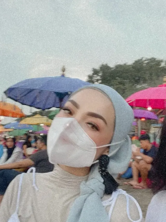 6 Potret Imel Putri Cahyati saat Liburan di Bali, Gaya Hijabnya Banjir Kritikan