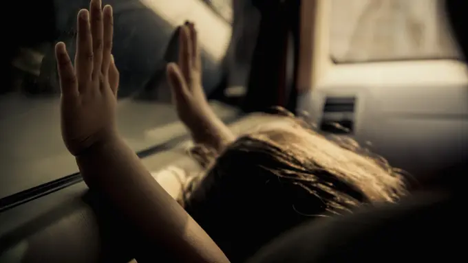 anak terkunci di dalam mobil