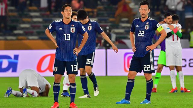 Pemain Jepang, Yoshinori Muto dan Maya Yoshida, tampak kecewa usai dikalahkan Qatar pada laga final Piala Asia 2019. (AFP/Giuseppe Cacace)