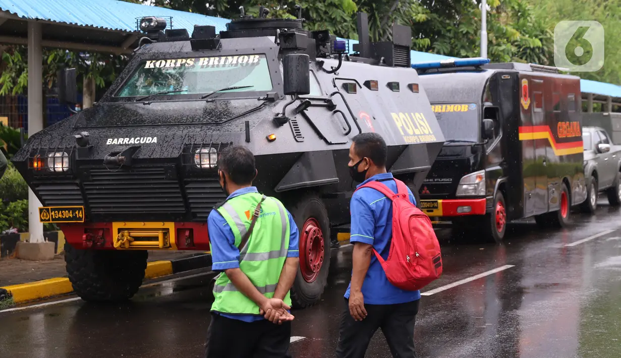 Kendaraan taktis disiagakan saat penjemputan vaksin Covid-19 Sinovac di Terminal Kargo Bandara Soekarno-Hatta, Tangerang, Kamis (31/12). TNI dan Polri diterjunkan untuk mengawal kedatangan vaksin Covid-19 dari Bandara Soetta menuju PT Bio Farma di Bandung. (Liputan6.com/Angga Yuniar)