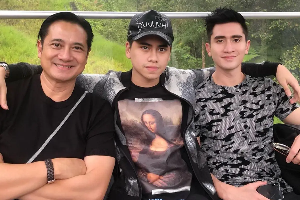 6 Potret Kebersamaan Verrell Bramasta dan Athalla Naufal Bareng Sang Ayah, Selalu Kompak