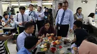 Sri Mulyani menyempatkan makan bersama dengan pegawai Kementerian Keuangan RI. Ia memilih menu nasi rames dan tempe mendoan (Dok.Instagram/@smindrawati/https://www.instagram.com/p/BvOimYoluHL/Komarudin)