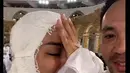 "Ya Allah dimudahin banget ya Allah, bisa cium Hajar Aswad," kata pelantun lagu Direject ini sambil menangis. [Instagram/jenitajanet]