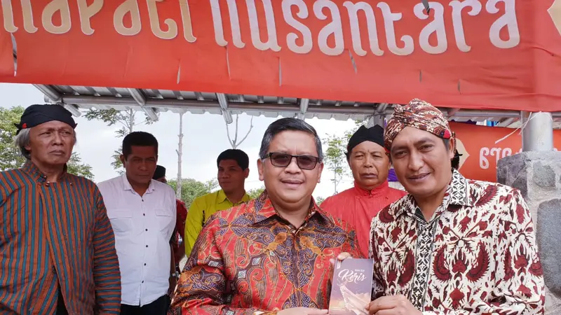 Sekretaris Jenderal Senapati Nusantara, Hasto Kristiyanto memperkenalkan buku saku yang diberi judul Bahan Ajar Keris. (Liputan6.com/Putu Merta Surya Putra)