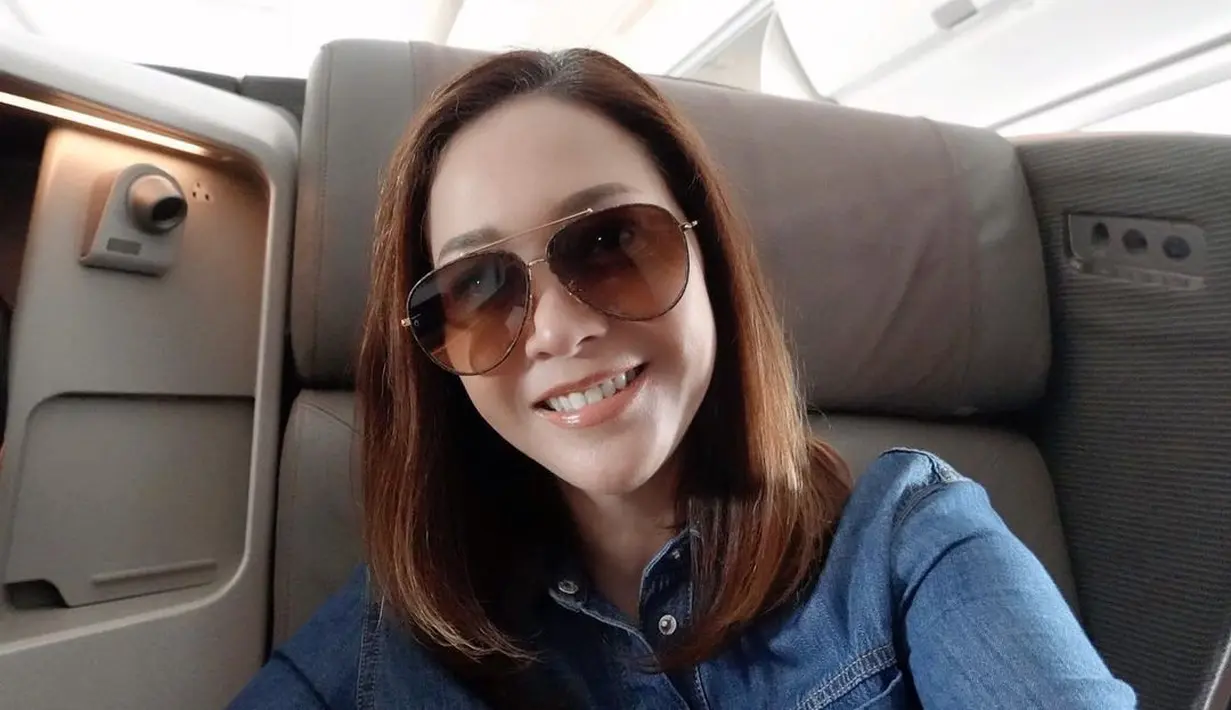 “Belum juga 1,5 hari di Indonesia, cape belum ilang, jetlag belum sembuh, dah terbang lagi. Kali ini siap2 untuk nonton Formula 1 yeah! Siapa penggemar F1?” cuit penulis lagu “Aku Baik-baik Saja.” Maia Estianty memberi tahu bahwa menonton Formula 1 dalam rangka menemani suami. Lumayan untuk menyegarkan otak sebelum bekerja lagi menjuri di ajang pencarian bakat. (Foto: Dok. Instagram @maiaestiantyreal)