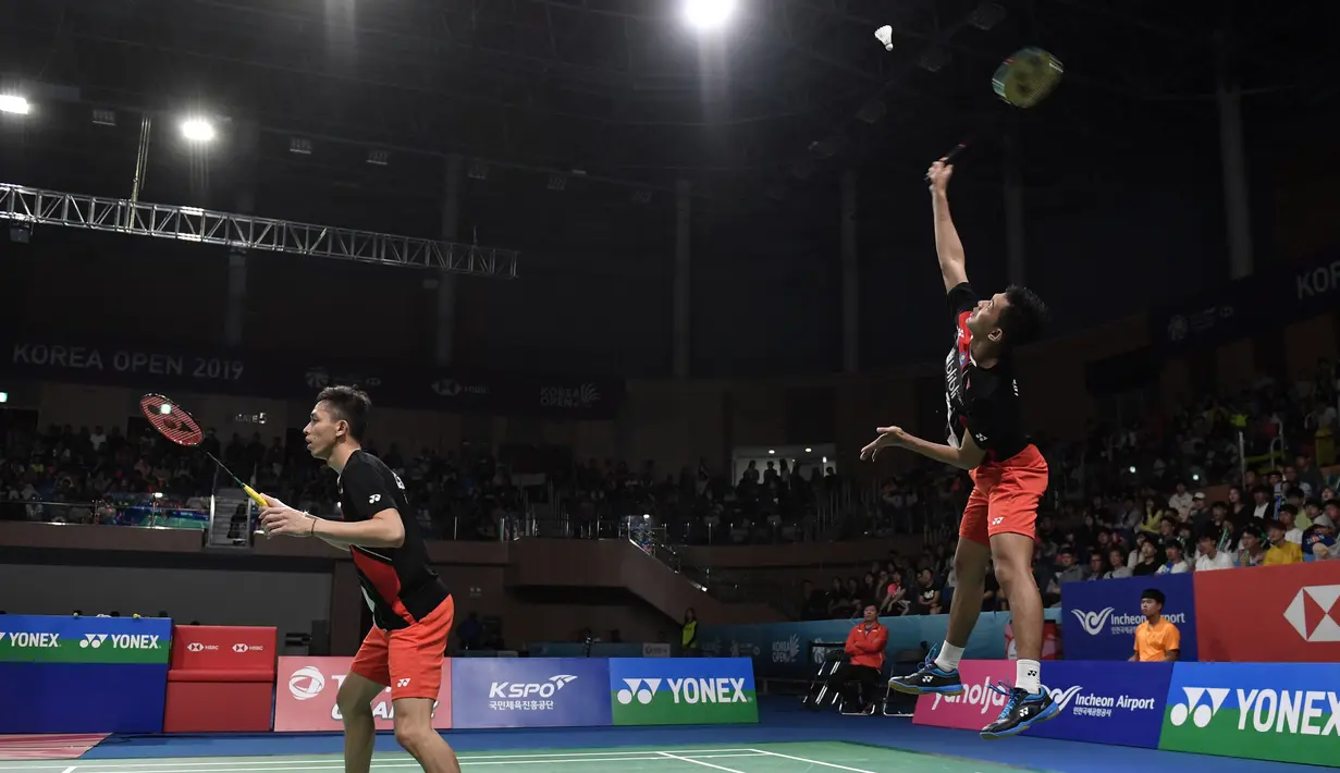 Ganda putra Indonesia, Fajar Alfian/Muhammad Rian Ardianto, saat melawan wakil Jepang, Takeshi Kamura/Keigo Sonoda, pada Korea Terbuka 2019 di Incheon, Minggu (29/9). Fajar/Rian menang  21-16, 21-17. (AFP/Jung Yeon-je)