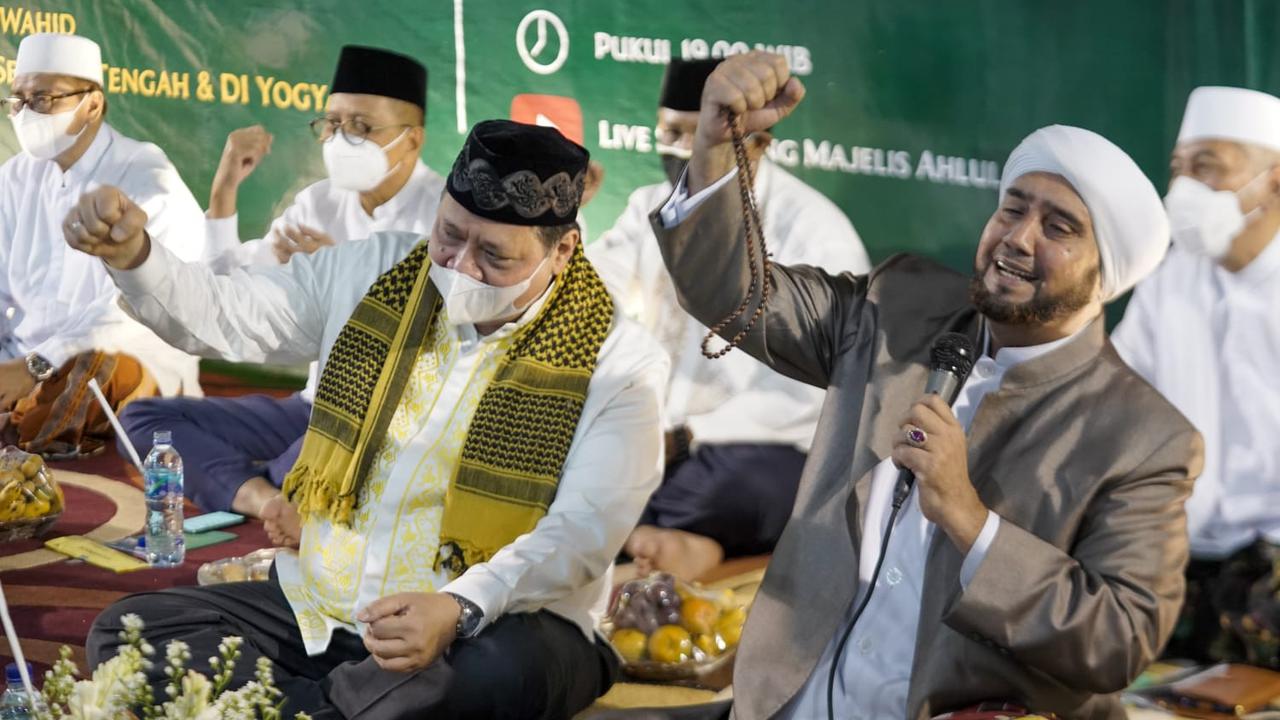 Menko Perekonomian Airlangga Hartarto bersama Habib Syekh Abdul Qodir Assegaf dalam acara Haul Ki Ageng Gribig di Klaten, Jateng, Kamis, 23 September 2021.  (Istimewa)