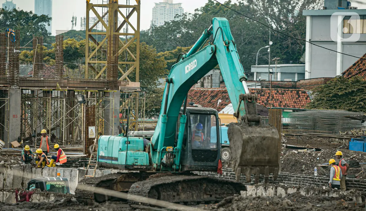 Alat berat terlihat di lokasi pembangunan Kampung Susun Akuarium di Jakarta, Rabu (17/2/2021). Progres pembangunan Kampung Susun Akuarium tersebut telah mencapai 30 persen dan ditargetkan rampung pada Agustus 2021 mendatang. (Liputan6.com/Faizal Fanani)
