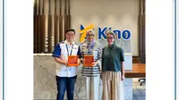 (Kiri ke kanan) Kenny Tansri, Brand Manager Sleek Baby bersama Arviane D. B. Head of Public Relations Kino Indonesia menerima penghargaan dari Novita Angie Selaku, Editor in Chief Mother & Beyond. (Dok. Kino Indonesia)