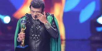 Raja Dangdut H. Rhoma Irama meraih trofi penghargaan yang ke-61. Dalam ajang Indonesian Dangdut Awards 2017 penyanyi dangdut senior itu menerima penghargaan Lifetime Achievment Indonesian Dangdut Awards atas karyanya. (Bambang E. Ros/Bintang.com)