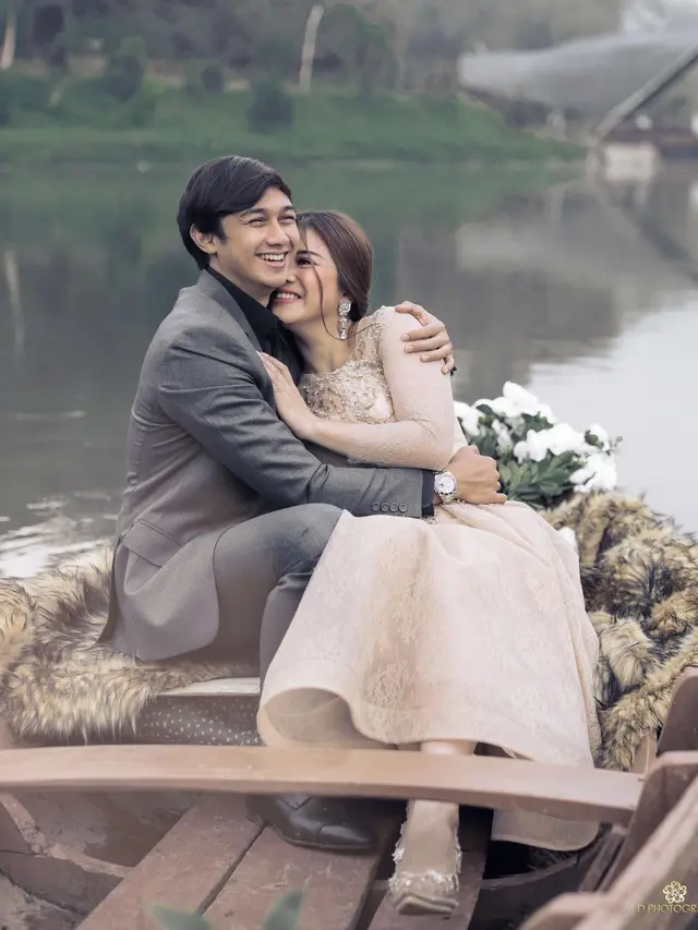 6 Gaya Prewedding Felicya Angelista dan Caesar Hito di Atas Perahu, Romantis