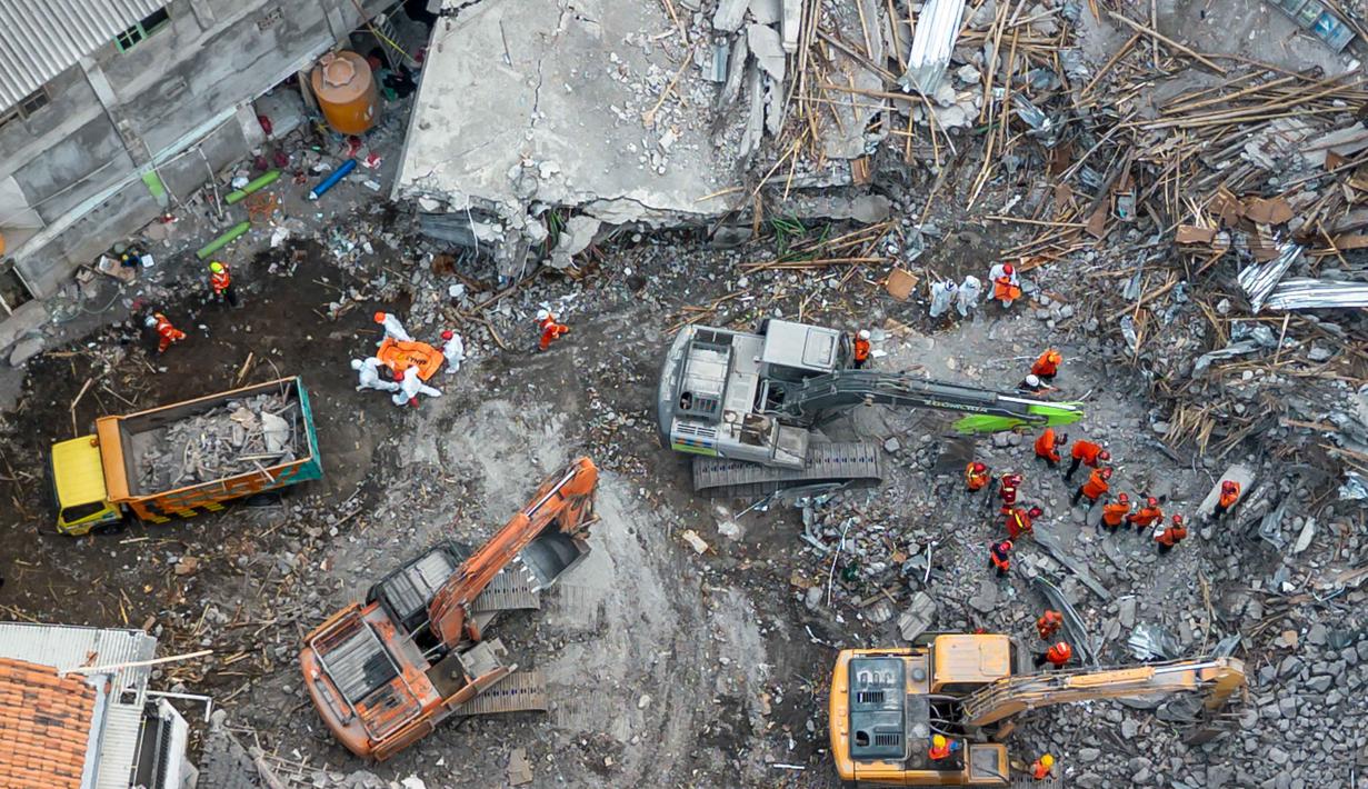Abdul Muhari juga mengatakan, pihaknya juga mengerahkan satu unit breaker excavator penghancur beton dan dua bucket excavator yang bertugas membersihkan puing material. (Dicky Bisinglasi/AFP)