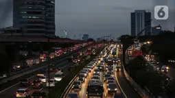 Kendaraan terjebak kemacetan di Pancoran, Jakarta, Kamis (21/4/2022). Kemacetan tersebut dikarenakan banyaknya (peningkatan volume) kendaraan di jalan di sekitar jam berbuka puasa. (Liputan6.com/Johan Tallo)