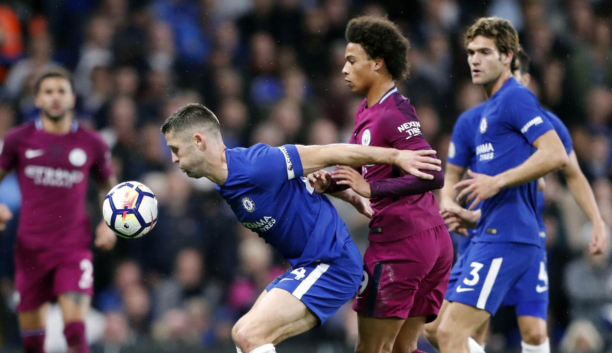 Bek Chelsea, Gary Cahill, menahan pergerakan gelandang Manchester City, Leroy Sane, pada laga Premier League di Stadion Stamford Bridge, London, Sabtu (30/9/2017). Chelsea kalah 0-1 dari City. (AP/Frank Augstein)