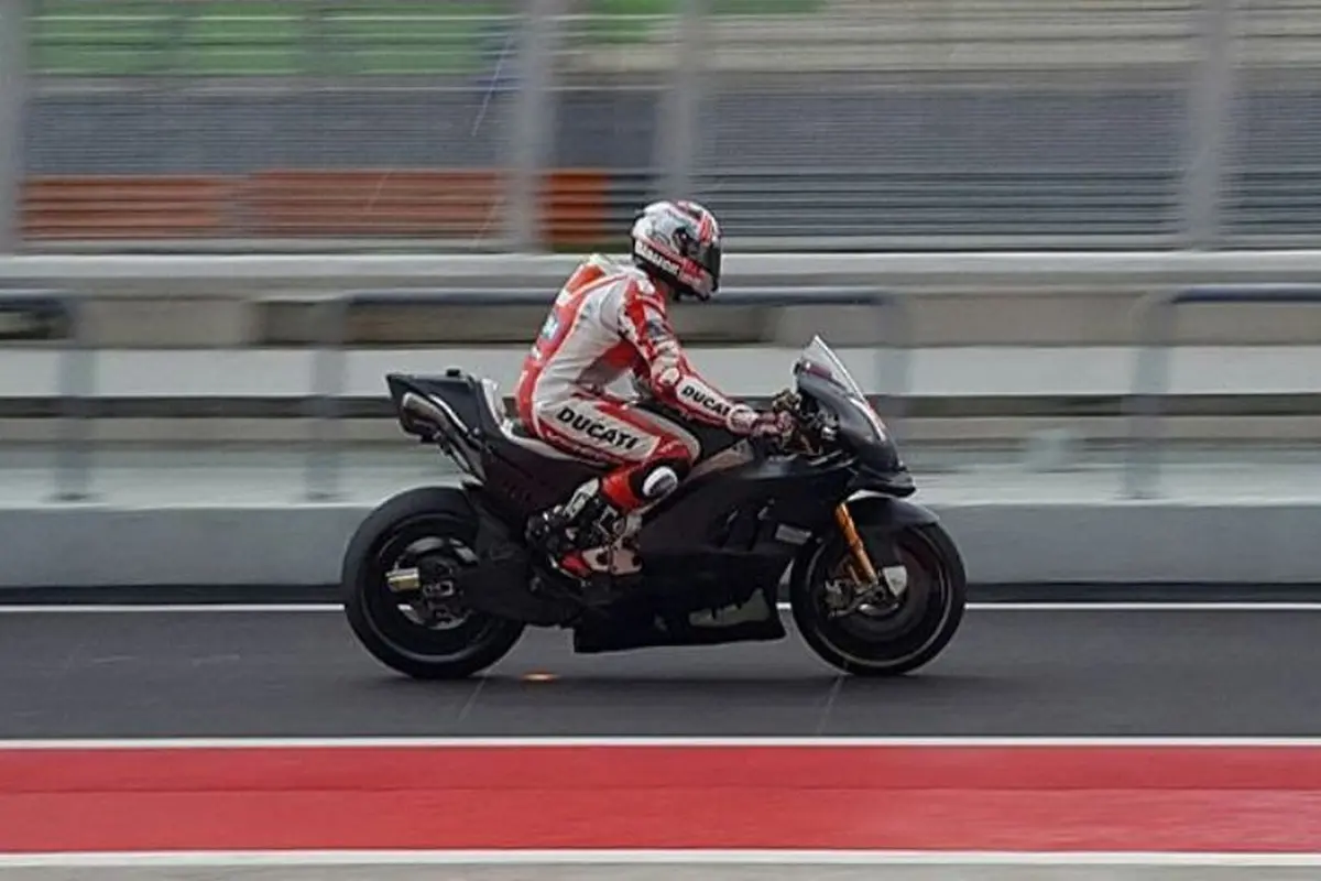 Pebalap penguji Ducati, Michele Pirro.