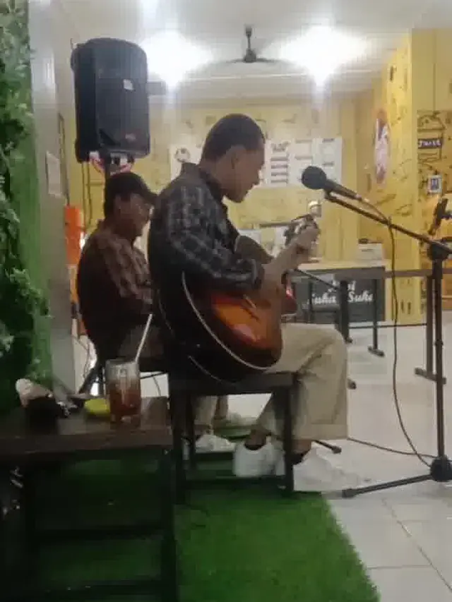 Iwan alias Iwe (31), musisi jalanan.