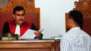 Hakim tunggal Asiadi Sembiring (kiri) memeriksa berkas permohonan praperadilan Sutan Bhatoegana saat memimpin sidang di Pengadilan Negeri Jakarta Selatan (PN Jaksel), Jakarta, Senin (6/4/2015). (Liputan6.com/Yoppy Renato)