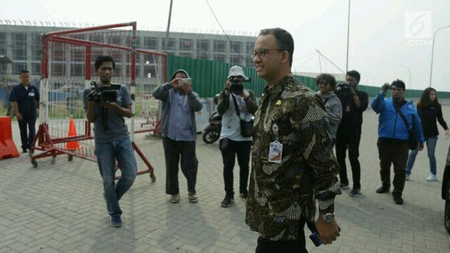 Gaya Anies Saat Pantau Penyegelan Bangunan Pulau Reklamasi