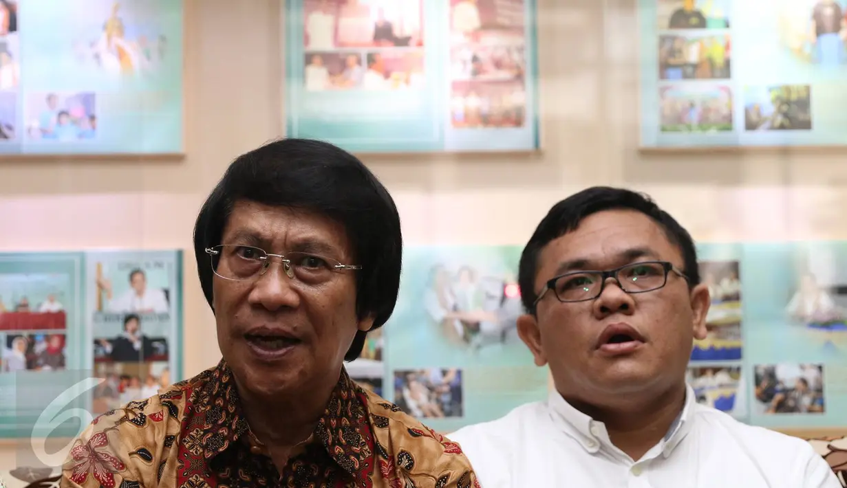 Ketua LPAI Seto Mulyadi (kiri) berbicara saat menggelar audiensi dengan keluarga korban vaksin palsu di Kantor Lembaga Perlindungan Anak Indonesia (LPAI), Jakarta, Sabtu (16/7). (Liputan6.com/Immanuel Antonius)