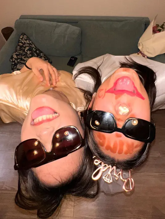 Meski dibuat cemong oleh para sahabatnya, Zize tampak begitu bahagia dalam momen tersebut. Bridal shower merupakan sebuah acara perayaan yang diadakan untuk calon pengantin wanita sebelum menikah. [Instagram/fuji_an]