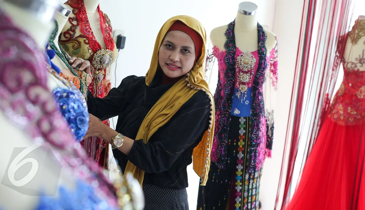 Hanif Aisyah Nanjaya berpose di butiknya, Solo, Senin (8/6/2015). Hanif Aisyah mengaku bangga bisa membuat baju pengantin untuk putra Presiden RI. (Liputan6.com/Faizal Fanani)