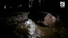 Bahkan di salah satu kecamatan, banjir tidak hanya menjebol tanggul sungai. 