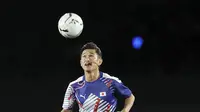 Pemain Jepang Kazuyoshi Miura mengontrol bola saat acara pembukaan Stadion Nasional baru, tempat Olimpiade Tokyo 2020 di Tokyo pada 21 Desember 2019. Pemain yang kini berusia 55 tahun itu pun menjadi salah satu olahragawan paling dicintai di Jepang dan menjadi wajah J League saat diluncurkan pada tahun 1993. (AFP/JIJI PRESS )