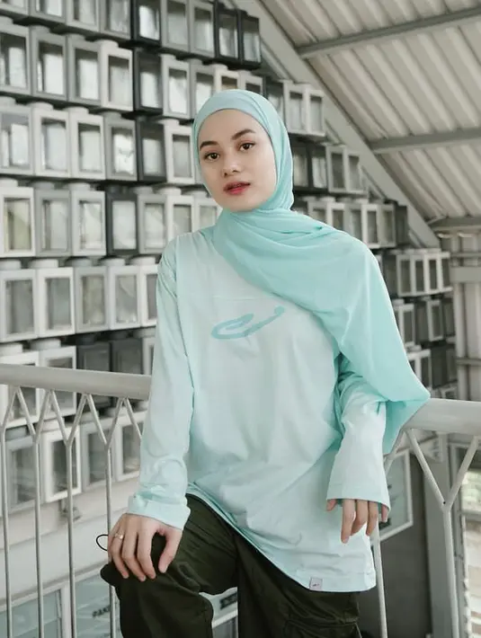 <p>Dinda Hauw tampil dengan oversize kaos lengan panjang warna mint yang serasi dengan kerudungnya.&nbsp;credit: (@dindahw)</p>