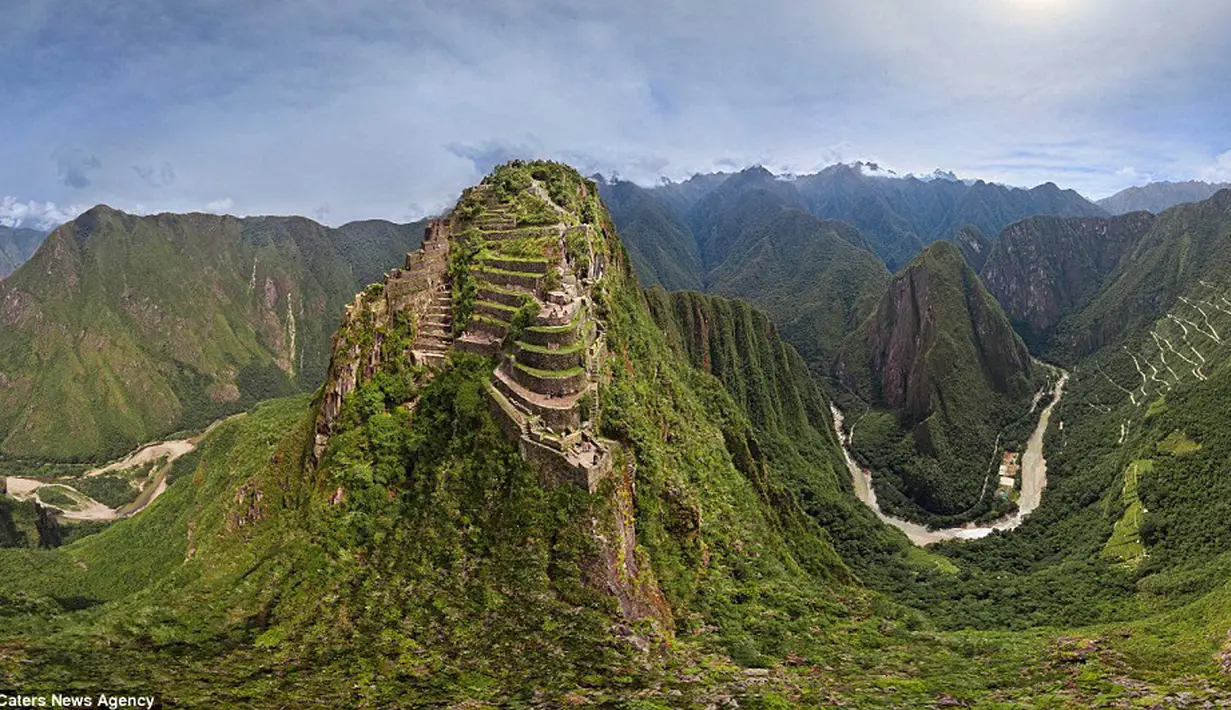 Komunitas fotografer drone asal Rusia, AirPano saat mengambil gambar Machu Picchu yang dibangun oleh Kekaisaran Inca sekitar 1450 yang ditinggalkan lebih dari satu abad pada 1572 setelah Spanyol tiba di Peru. (Dailymail)