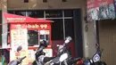 Di sebuah ruko berlantai dua di Jl Wibawa Mukti, Jatiasih, Kota Bekasi pada Sabtu (9/8/2014) malam, tim Densus 88 menangkap seorang terduga teroris. (Liputan6.com/Faizal Fanani)