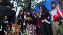 "Ada bapak ama emak. Dan keluarga pada ngumpul. Kirim Al Fatihah ya mbak Yuli," kata Sammy, bapak Jupe menyapa makam anaknya di TPU Pondok Ranggon, Jakarta Timur, Selasa (13/6). (Nurwahyunan/Bintang.com)
