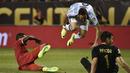 Striker Argentina, Gonzalo Higuain, dilanggar pemain Panama pada laga Grup D Copa America Centenario 2016, di Stadion Soldier Field, Chicago, Amerika Serikat, Sabtu (11/6/2016). (AFP/Omar Torres)