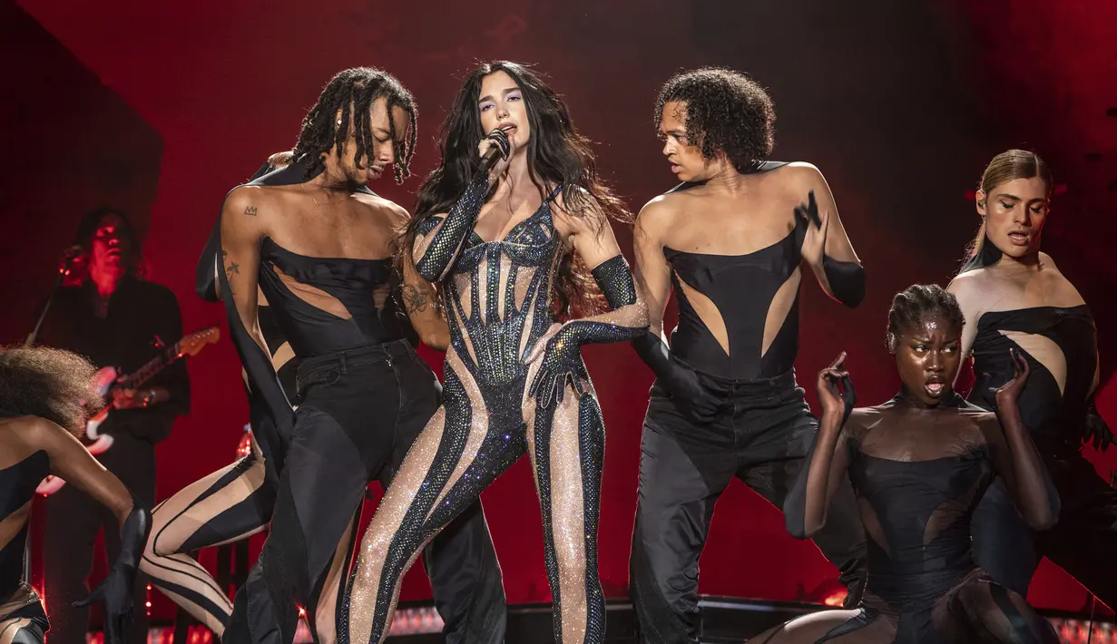 Dua Lipa tampil pada hari kedua Festival Musik Lollapalooza di Grant Park, Chicago, Amerika Serikat, 29 Juli 2022. Hampir 100.000 orang diperkirakan akan memasuki area festival setiap hari. (Photo by Amy Harris/Invision/AP)